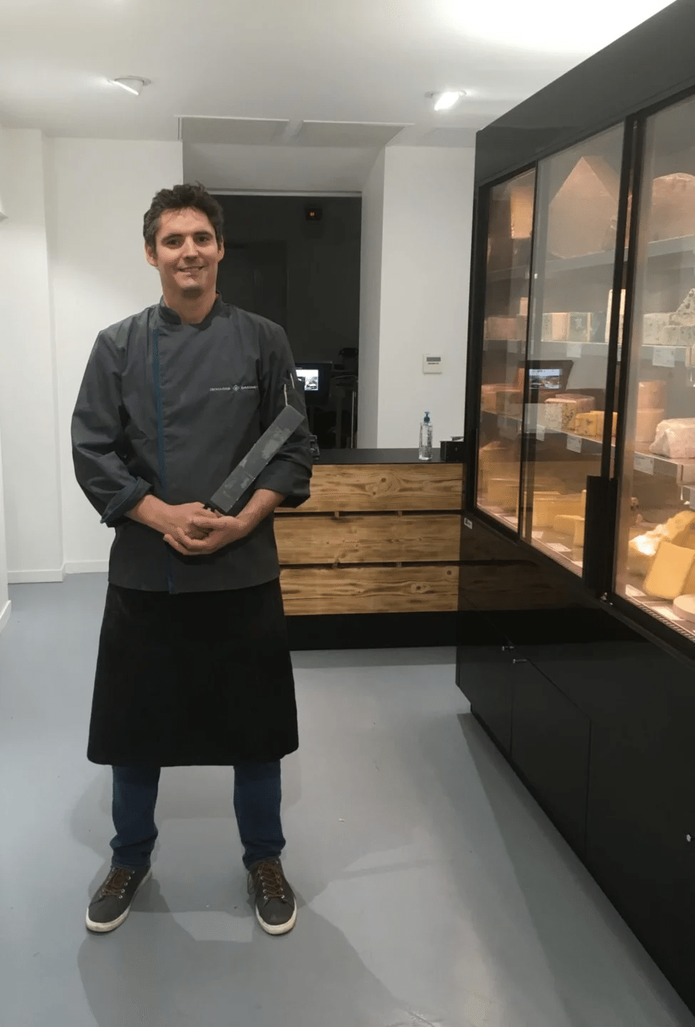 Jean Dagonet dans sa boutique